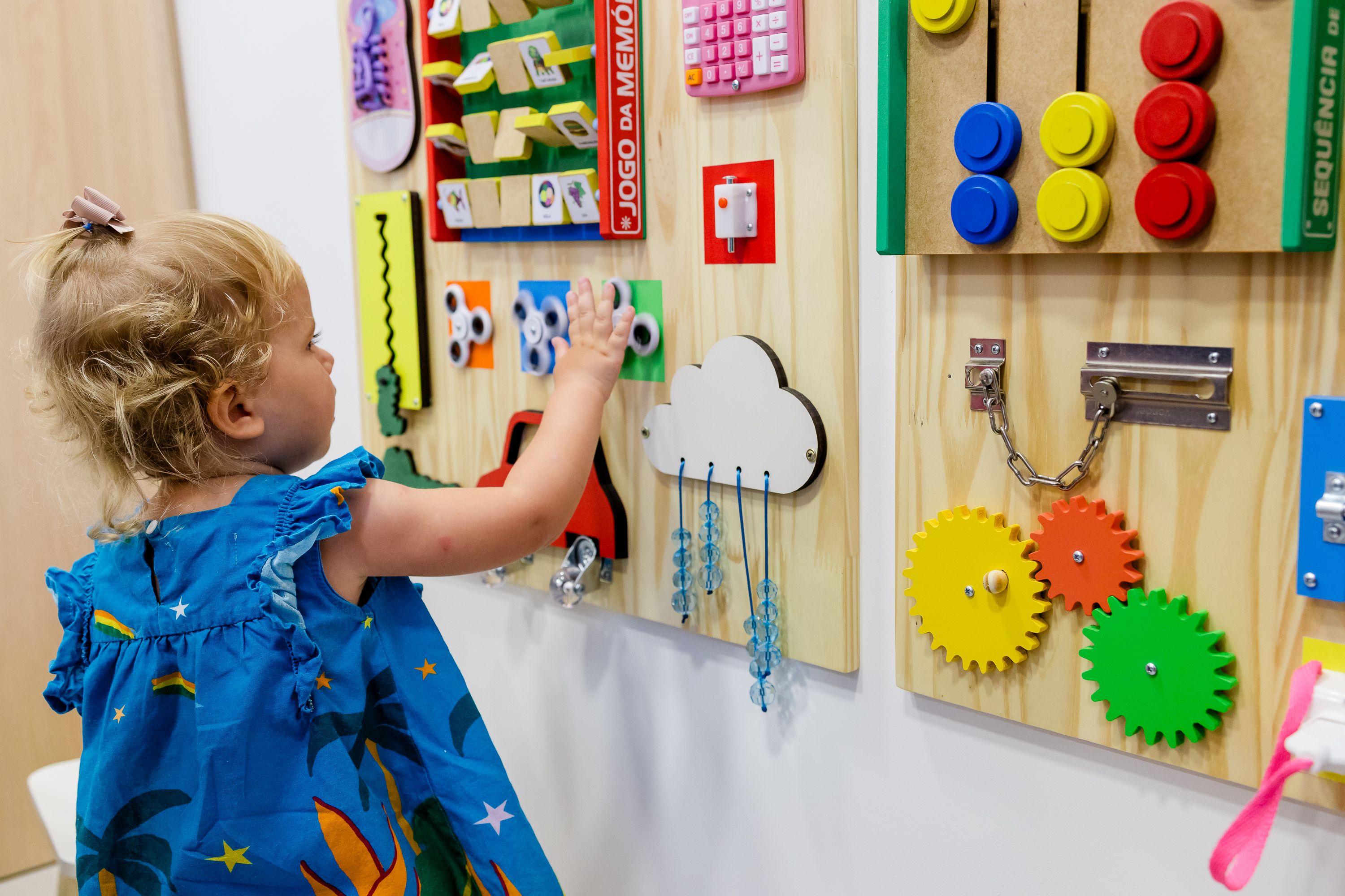 Criança sendo atendida em ambiente acolhedor na Casalume Pediatria em Jaraguá do Sul