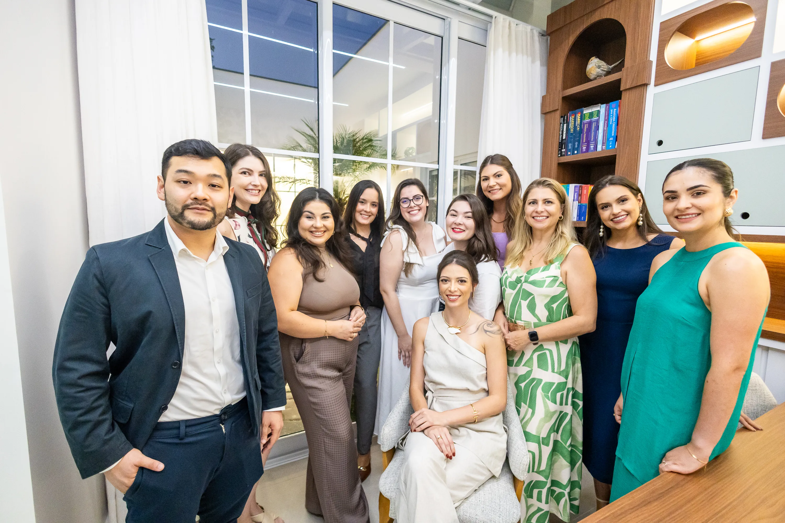 Equipe completa da Casalume Pediatria reunida no consultório