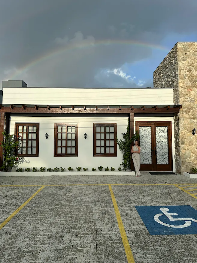 Fachada da Casalume Pediatria em Jaraguá do Sul — casa com arco e estacionamento acessível